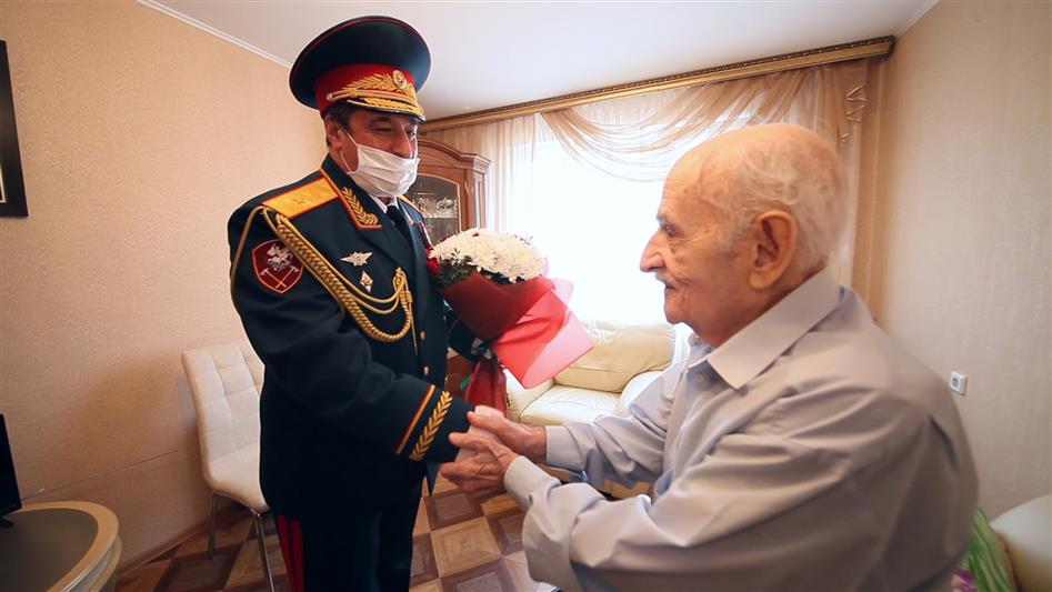 Военнослужащие и сотрудники Приволжского округа Росгвардии поздравили ветеранов с Днём Победы