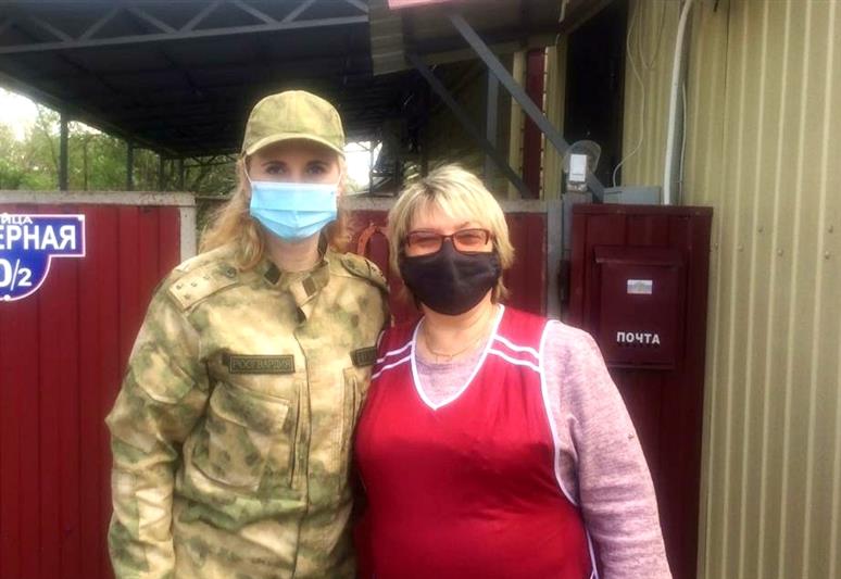 В Адыгее росгвардейцы навестили мать погибшего сослуживца