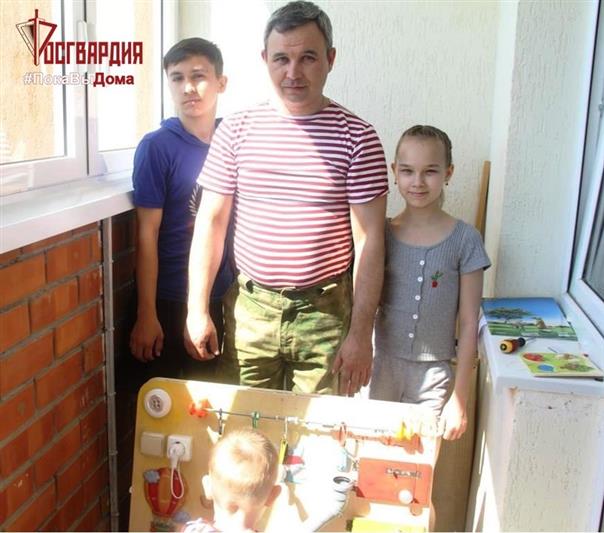 В рамках интернет-проекта Росгвардии  «#ПокаВыдома» офицер из Тюмени  рассказал  как смастерить развивающий бизиборд для ребенка (видео)