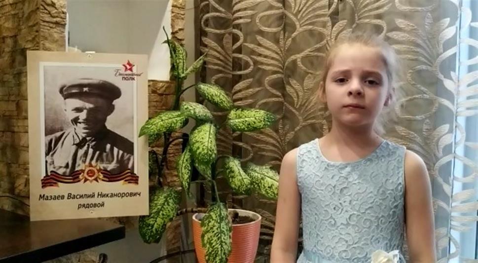 В Новосибирской области дочь офицера Росгвардии приняла участие в акции «75 произведений о войне» (видео)