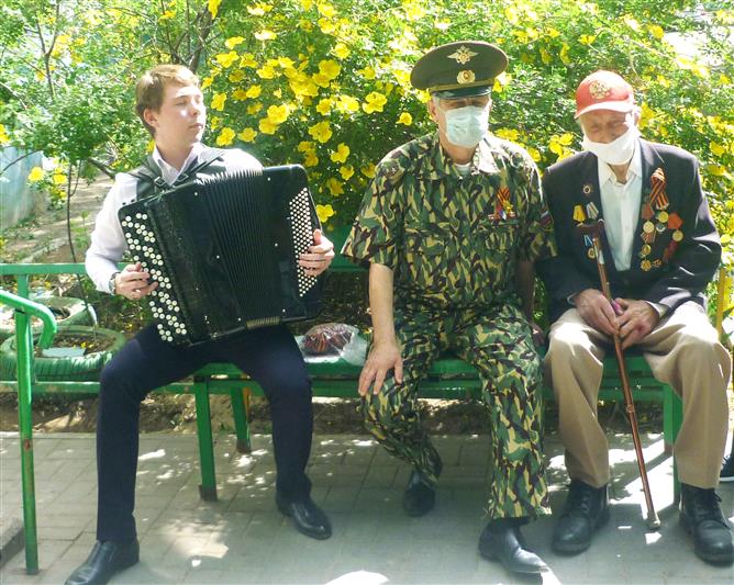 В Астрахани военнослужащие батальона Росгвардии поздравили 94-летнего ветерана Великой Отечественной войны с наступающим Днем Победы