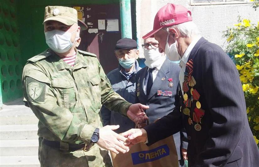 В Астрахани военнослужащие батальона Росгвардии поздравили 94-летнего ветерана Великой Отечественной войны с наступающим Днем Победы
