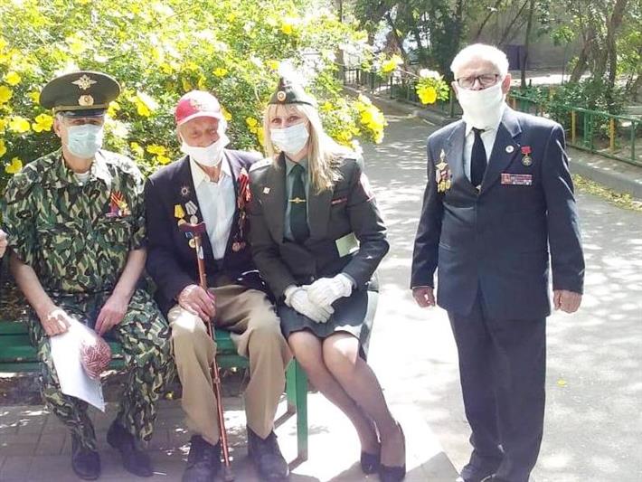 В Астрахани военнослужащие батальона Росгвардии поздравили 94-летнего ветерана Великой Отечественной войны с наступающим Днем Победы