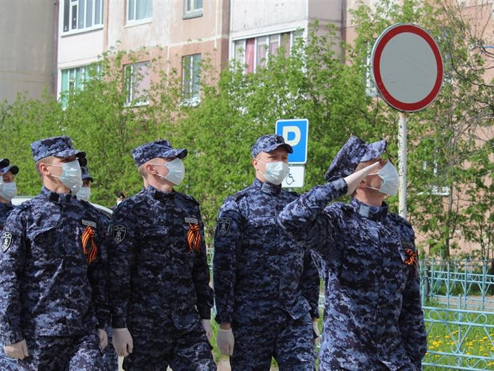 В Югре сотрудники Росгвардии приняли участие в акции «Парад у дома ветерана»