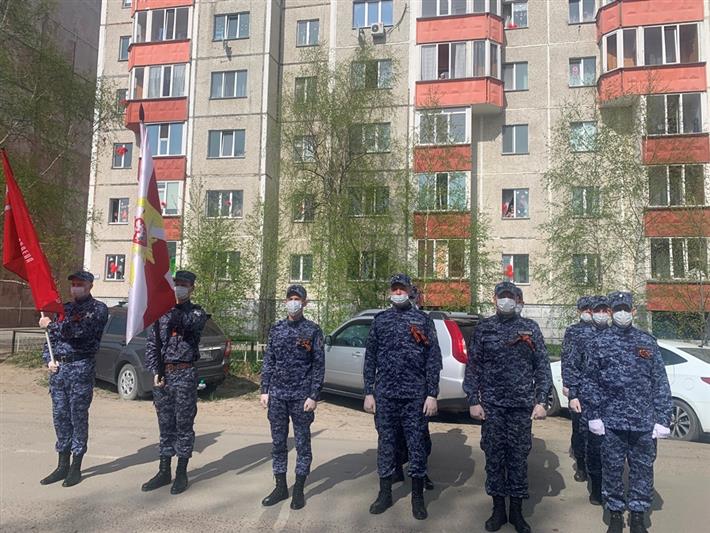 В Югре сотрудники Росгвардии приняли участие в акции «Парад у дома ветерана»