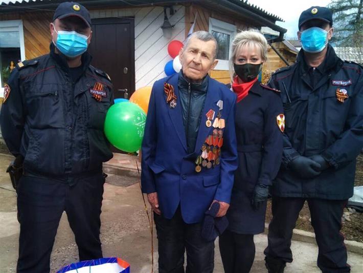 В Братске офицеры Росгвардии поздравили ветеранов Великой Отечественной войны с юбилеем Победы 