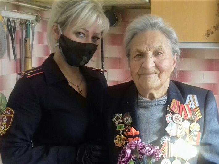 В Братске офицеры Росгвардии поздравили ветеранов Великой Отечественной войны с юбилеем Победы