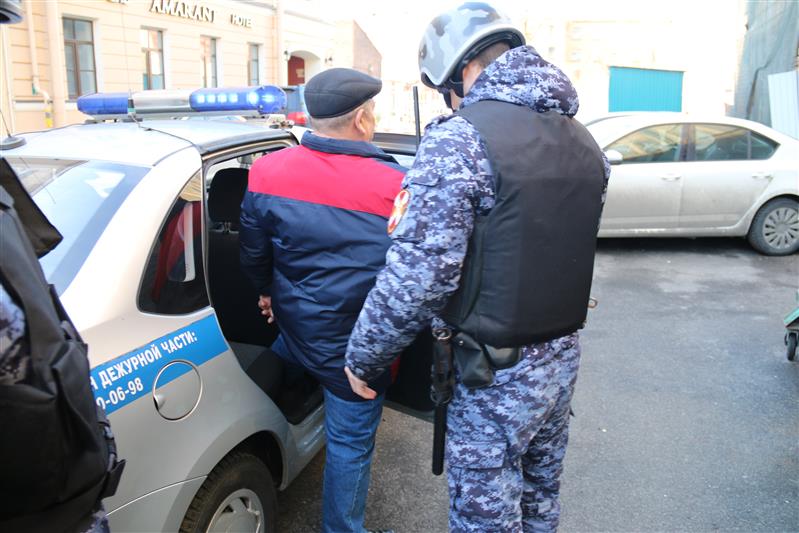 Росгвардейцы задержали двух жителей Санкт-Петербурга, подозреваемых в краже интернет-оборудования   