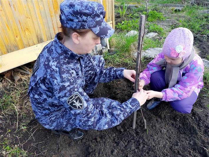 Тюменские росгвардейцы со своими детьми приняли участие в акции «Сад памяти»