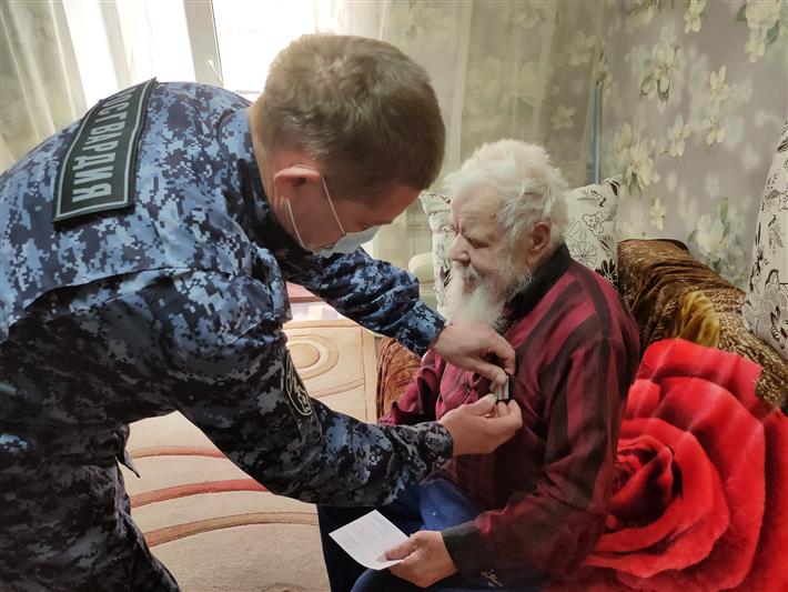 В Нижнем Тагиле сотрудники Росгвардии поздравили ветерана службы и труженика тыла с 95-летием 