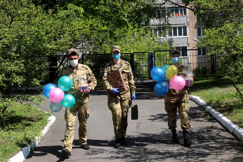 Во Владивостоке росгвардейцы провели акцию «Дорогой добра»