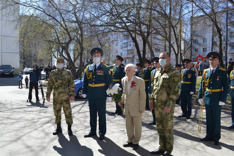 Акция «Парад у дома ветерана» стартовала в Уральском округе Росгвардии (видео)