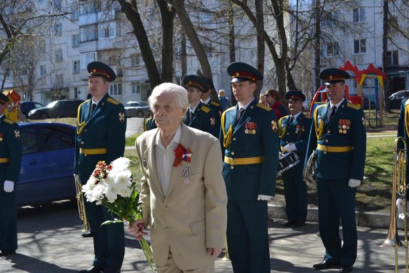 Акция «Парад у дома ветерана» стартовала в Уральском округе Росгвардии (видео)