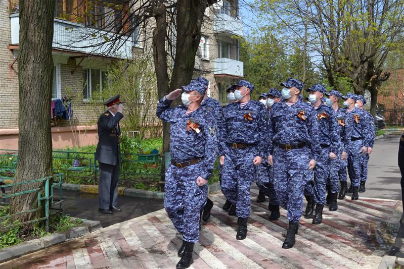 Столичные росгвардейцы принимают участие во всероссийской патриотической акции «Парад у дома ветерана»