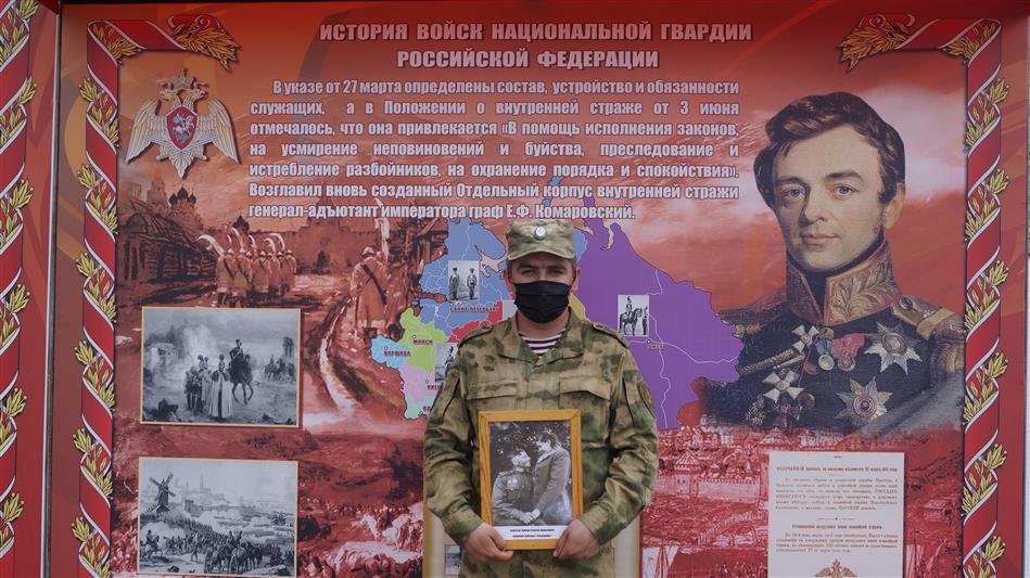 В ГРОЗНЕНСКОМ СОЕДИНЕНИИ РОСГВАРДИИ ПРОДОЛЖАЕТСЯ АКЦИЯ "АВТОГРАФ ПОБЕДЫ"