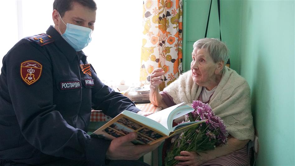 Заместитель начальника управления вневедомственной охраны Росгвардии по Архангельской области поздравил ветерана службы с Днём Победы