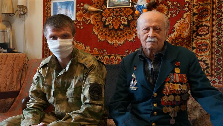 Росгвардейцы отряда специального назначения «Ратник» поздравили ветерана с Днём Победы