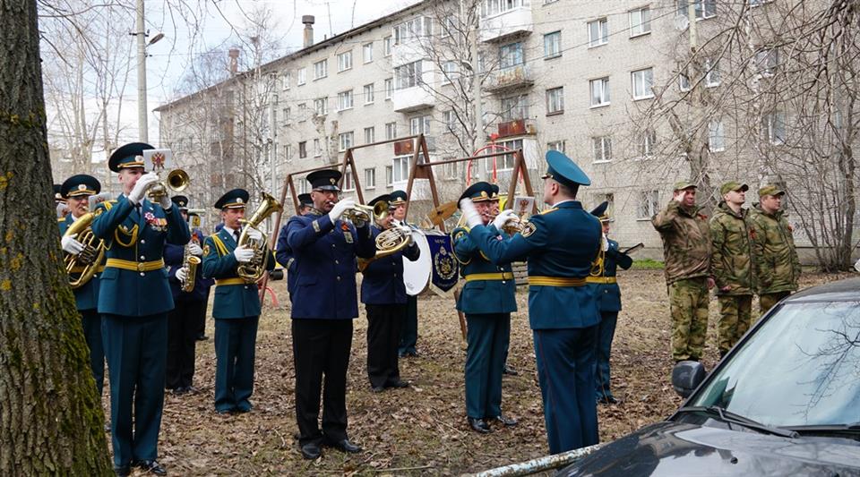 Управление Росгвардии по Архангельской области присоединилось к патриотической акции «Парад у дома ветерана»