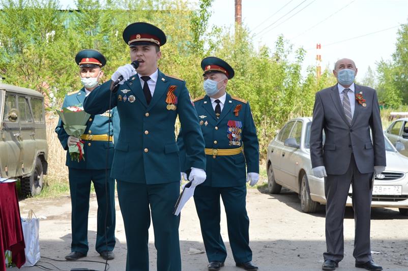 Патриотическая акция Росгвардии «Парад у дома ветеранов» проходит в Тюмени 