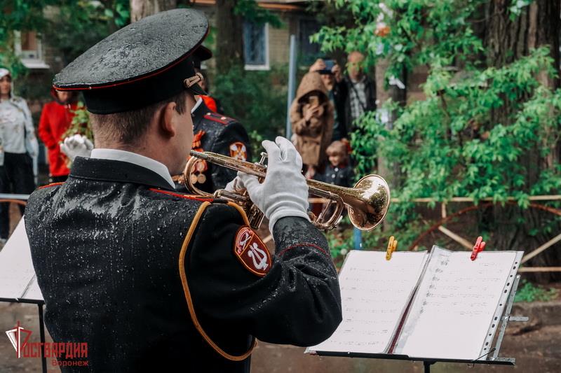 Воронежские росгвардейцы присоединились к акции «Парад у дома ветерана»