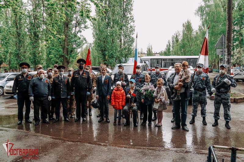 Воронежские росгвардейцы присоединились к акции «Парад у дома ветерана»
