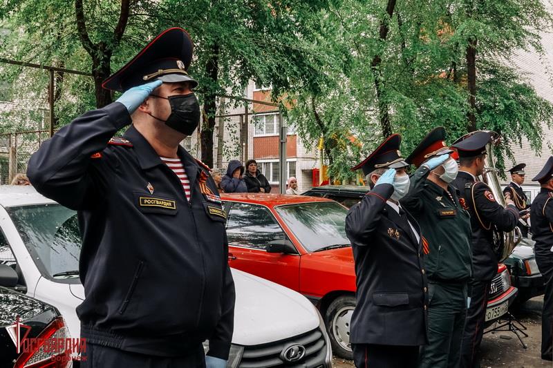 Воронежские росгвардейцы присоединились к акции «Парад у дома ветерана»