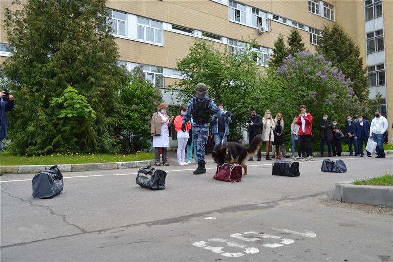 В Москве сотрудники Росгвардии поздравили пациентов детской больницы им. З.А. Башляевой с Международным днем защиты детей(видео)