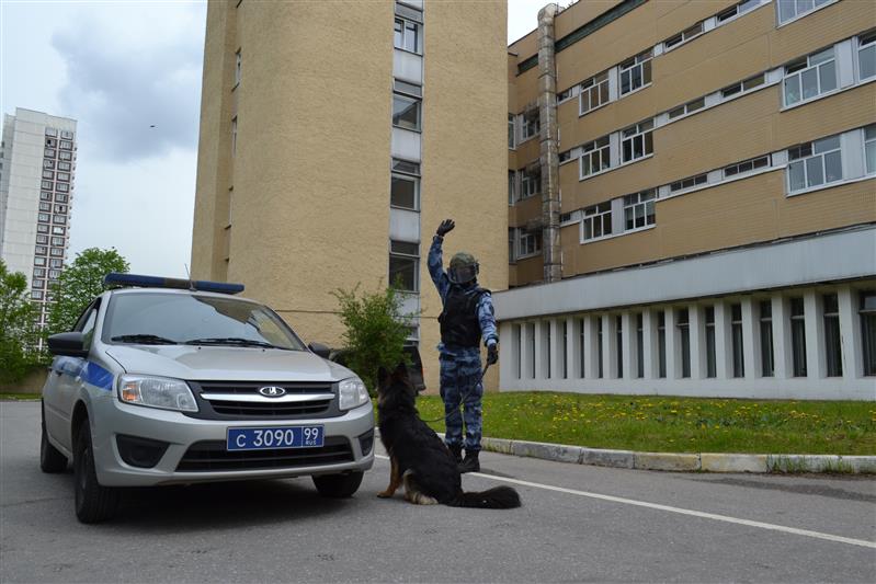 В Москве сотрудники Росгвардии поздравили пациентов детской больницы им. З.А. Башляевой с Международным днем защиты детей(видео)