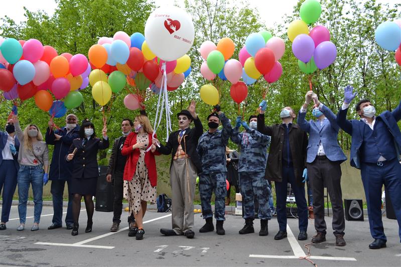 В Москве сотрудники Росгвардии поздравили пациентов детской больницы им. З.А. Башляевой с Международным днем защиты детей(видео)