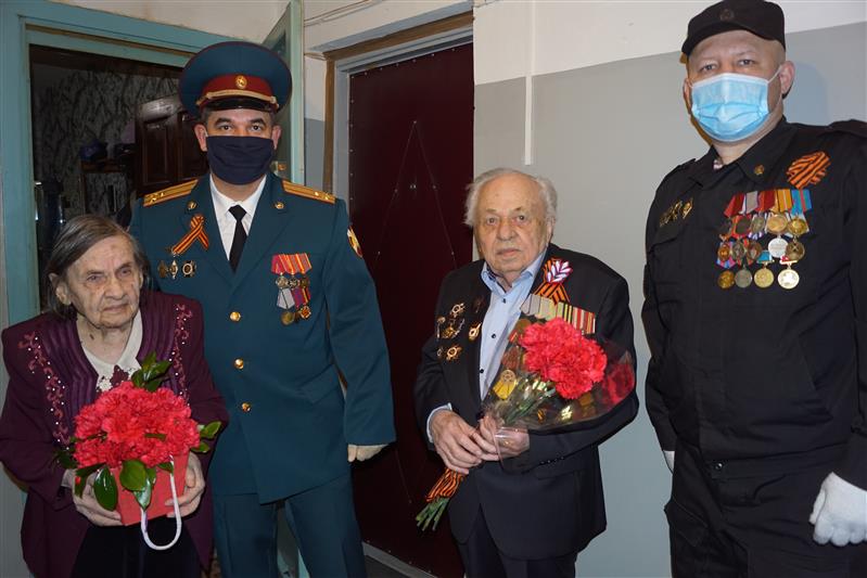 Росгвардейцы поздравили с  Днем Победы ветерана Великой Отечественной войны Бориса Голубева  