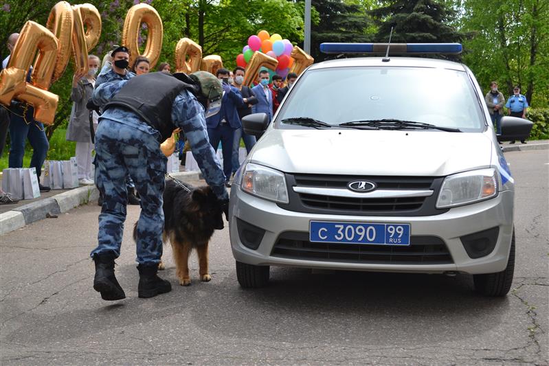 В Москве сотрудники Росгвардии поздравили пациентов детской больницы им. З.А. Башляевой с Международным днем защиты детей(видео)