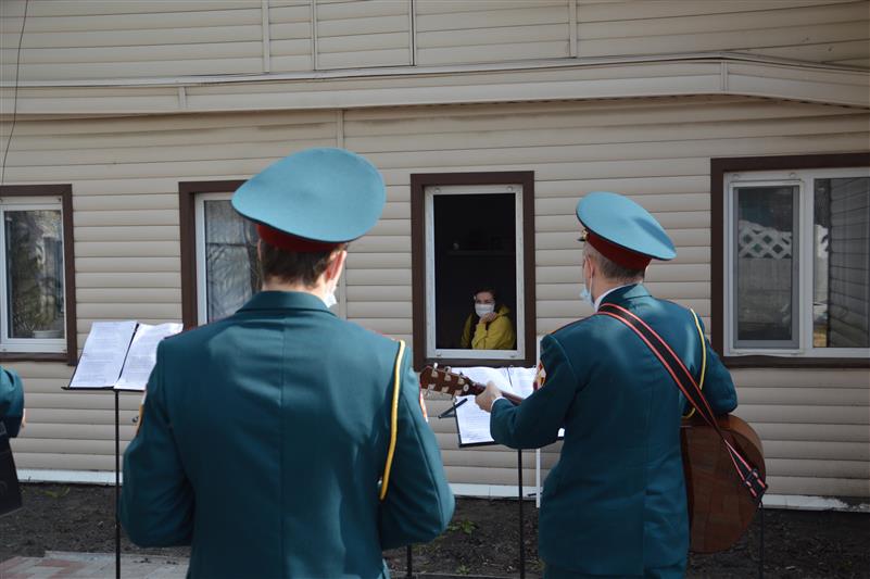 Росгвардейцы устроили концерт под открытым небом для девушки-инвалида, находящейся на самоизоляции