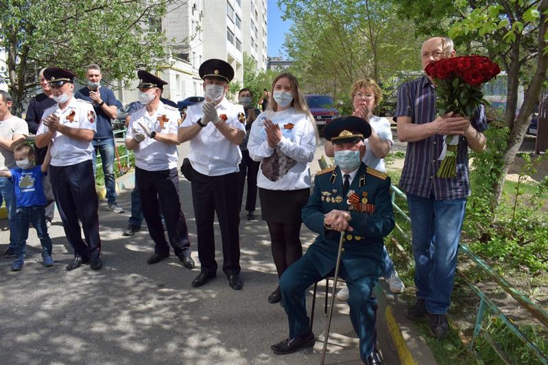В Татарстане росгвардейцы поздравили ветеранов ВОВ и ведомства с 75-летием Великой Победы