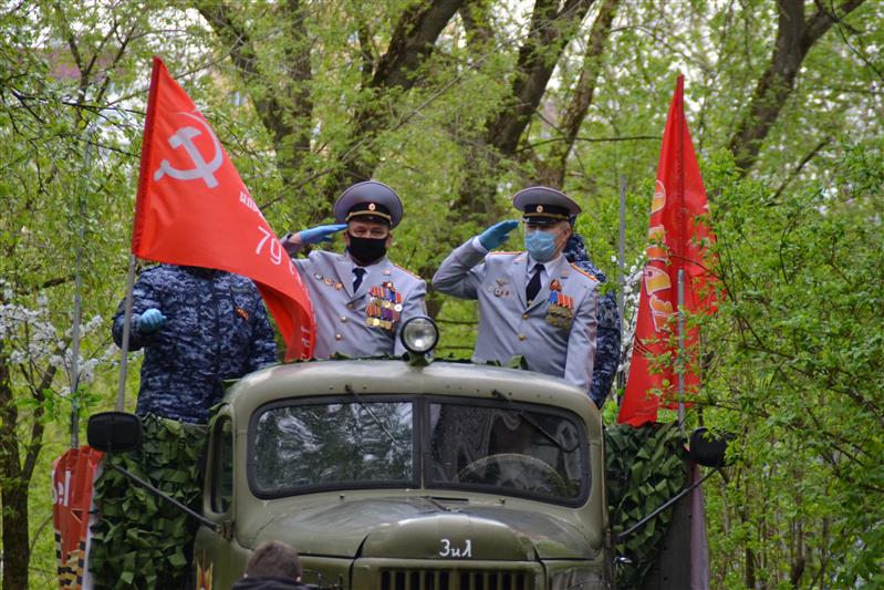 В Подмосковных городах сотрудники Росгвардии провели акцию  «Парад у дома ветерана»