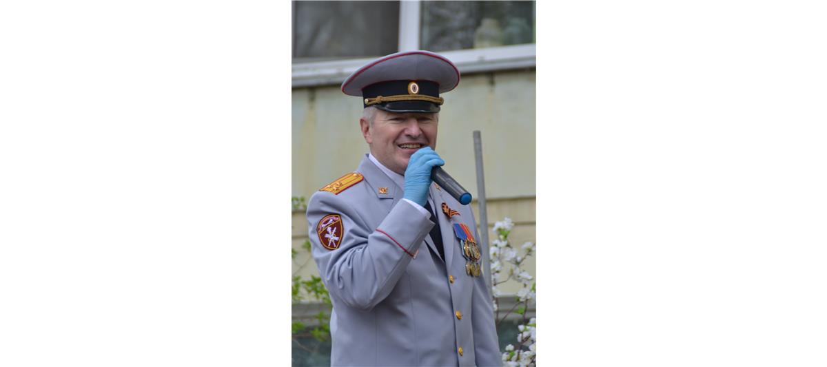 В Подмосковных городах сотрудники Росгвардии провели акцию  «Парад у дома ветерана»