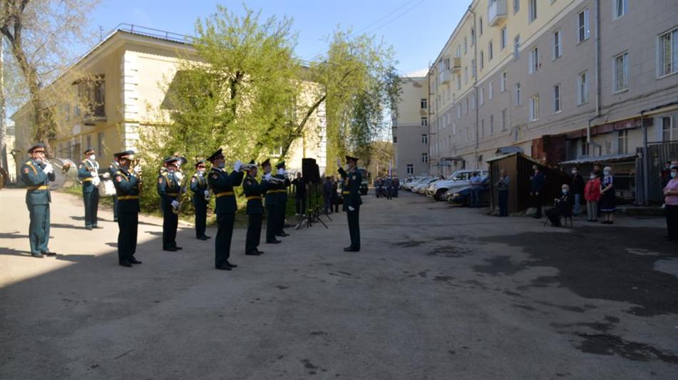 Эстафету акции «Парад у дома ветерана» приняли росгвардейцы из Екатеринбурга