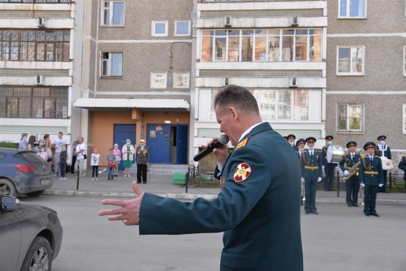 В Екатеринбурге Росгвардия поздравила участника Великой Отечественной войны и ветерана службы с Днем Победы 
