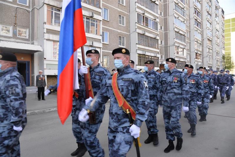В Екатеринбурге Росгвардия поздравила участника Великой Отечественной войны и ветерана службы с Днем Победы 