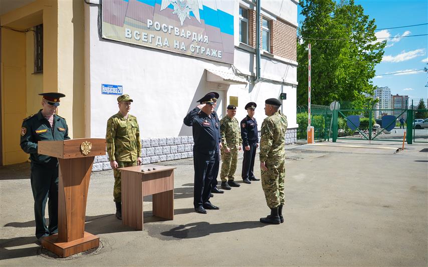 Сотрудникам Управления Росгвардии по Пензенской области вручили ключи от новых служебных автомобилей