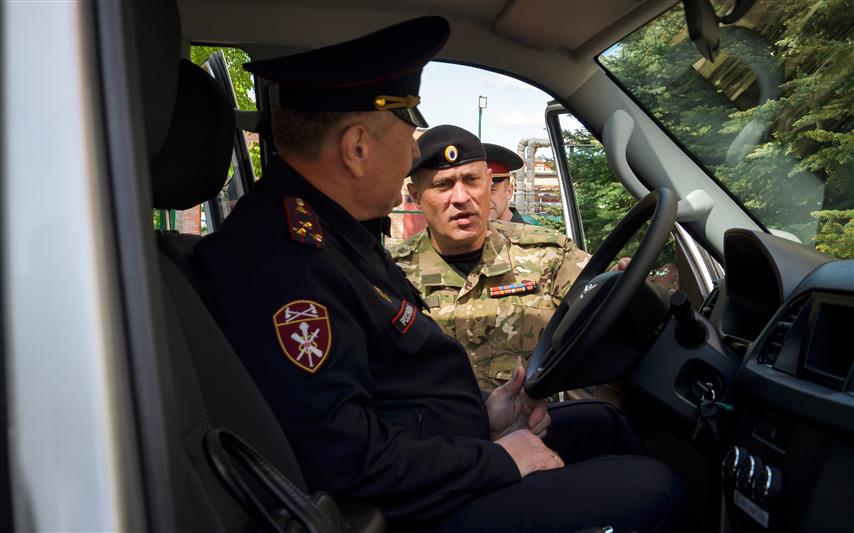 Сотрудникам Управления Росгвардии по Пензенской области вручили ключи от новых служебных автомобилей