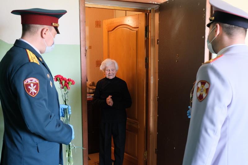 Всероссийская патриотическая акция «Парад у дома ветерана» прошла в Смоленске