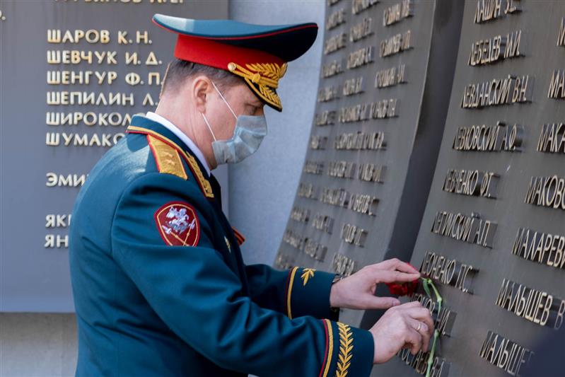 В День Победы в Екатеринбурге начальник штаба Уральского округа Росгвардии принял участие в памятном мероприятии в честь павших в годы Великой Отечественной войны  