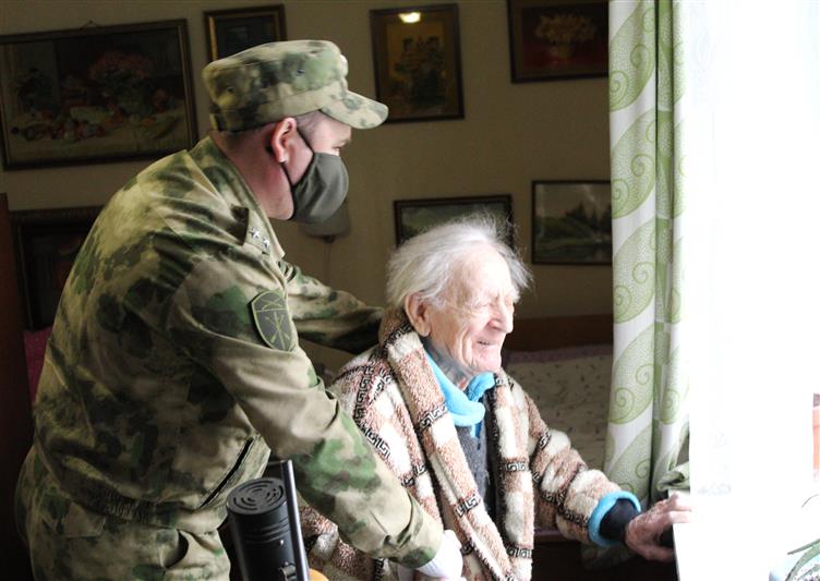 В рамках акции «Парад у дома» крымские росгвардейцы посвятили концертную программу ветерану войны 