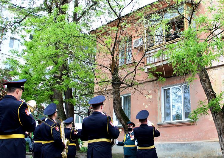 В рамках акции «Парад у дома» крымские росгвардейцы посвятили концертную программу ветерану войны 