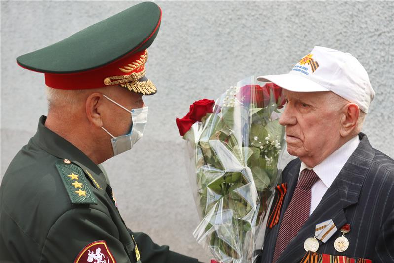 Командующий Южным округом Росгвардии провел акцию «Парад у дома ветерана» в Ростове-на-Дону