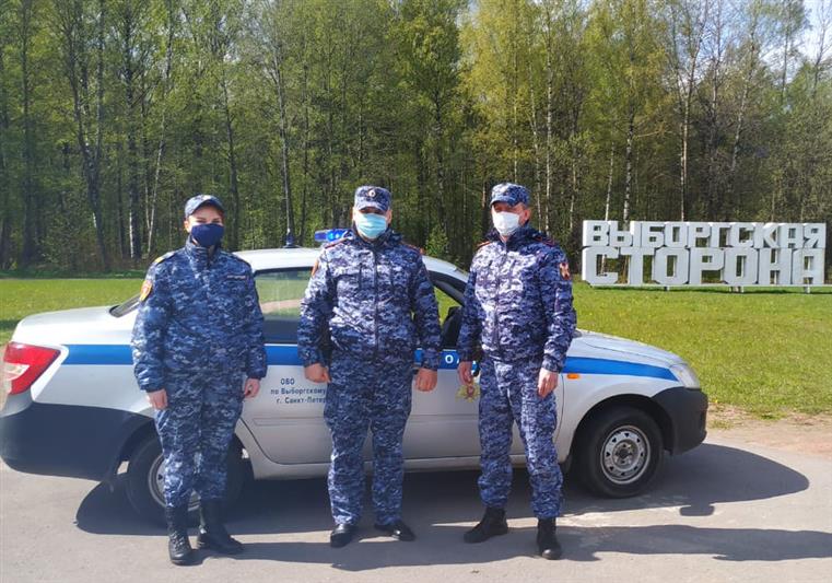 Супруги из Петербурга поблагодарили росгвардейцев, которые разыскали их потерявшуюся дочь  