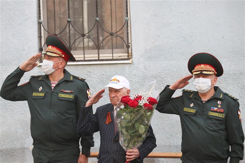 Командующий Южным округом Росгвардии провел акцию «Парад у дома ветерана» в Ростове-на-Дону