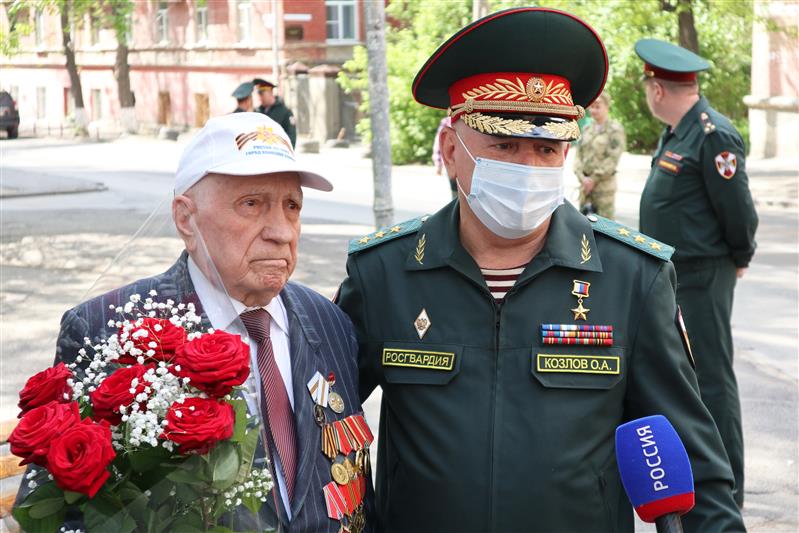 Командующий Южным округом Росгвардии провел акцию «Парад у дома ветерана» в Ростове-на-Дону