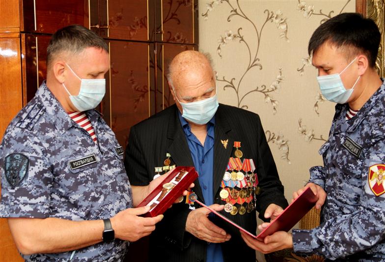 В Симферополе росгвардейцы поздравили с днем рождения ветерана службы, пережившего в годы войны блокаду Ленинграда.