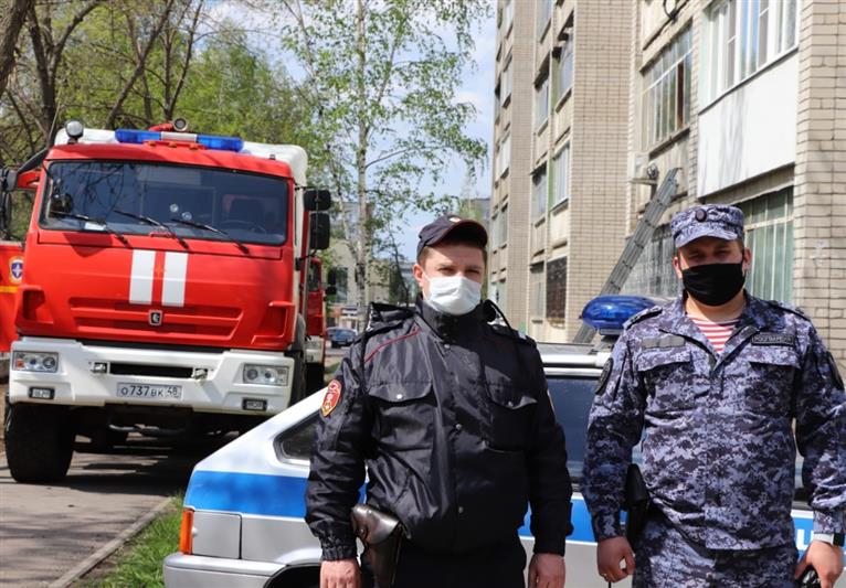 Сотрудники Росгвардии ликвидировали очаг возгорания в квартире многоэтажного дома в Липецке